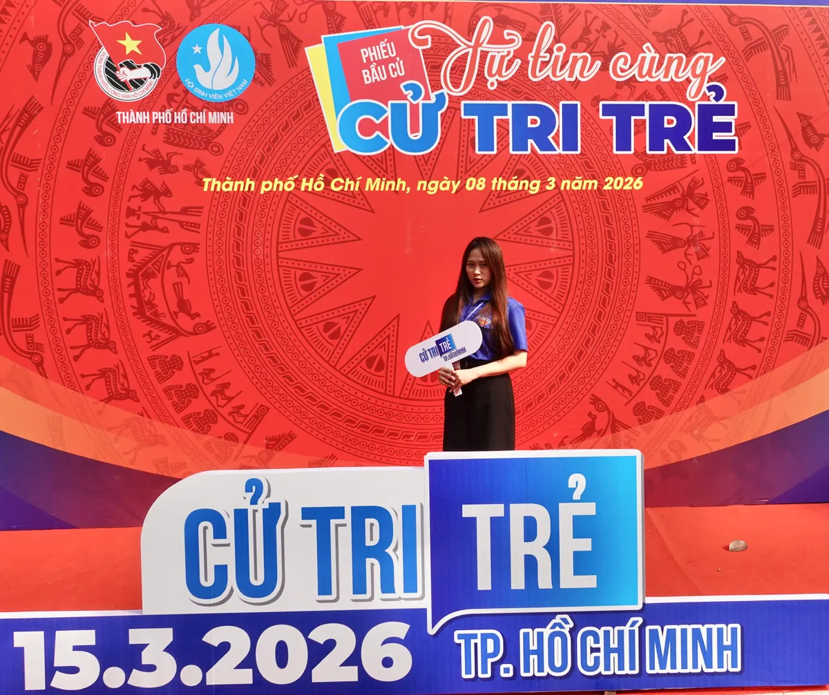 Cử tri trẻ TP Hồ Ch&iacute; Minh trao niềm tin, gửi kỳ vọng v&agrave;o c&aacute;c đại biểu Quốc hội - Ảnh 7.