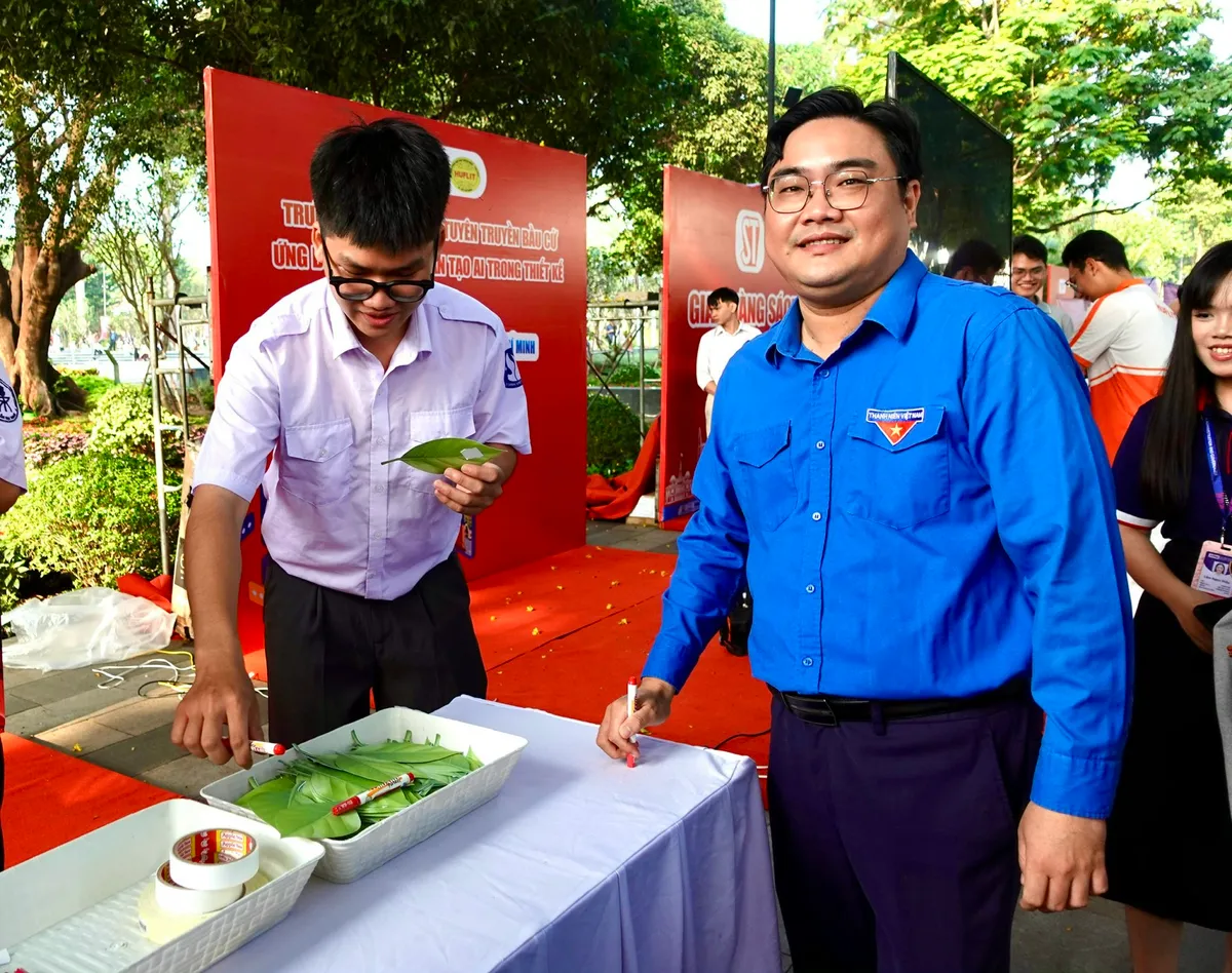 Cử tri trẻ TP Hồ Ch&iacute; Minh trao niềm tin, gửi kỳ vọng v&agrave;o c&aacute;c đại biểu Quốc hội - Ảnh 2.