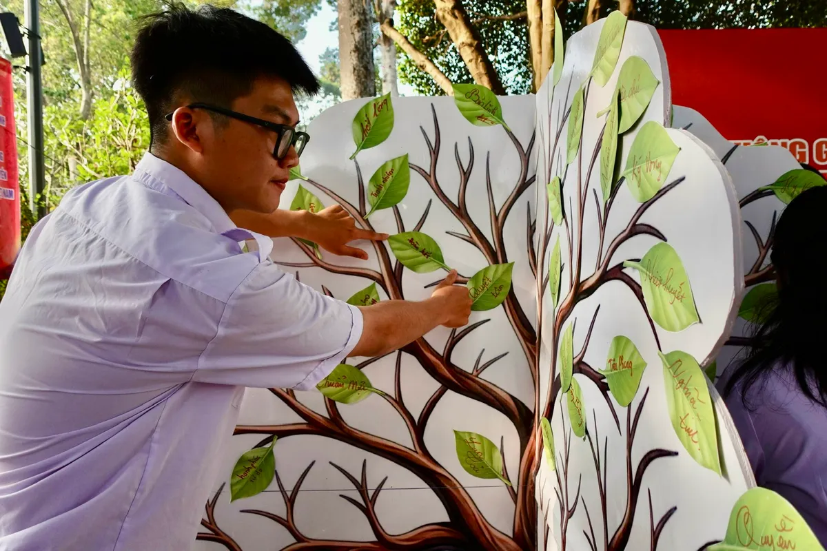 Cử tri trẻ TP Hồ Ch&iacute; Minh trao niềm tin, gửi kỳ vọng v&agrave;o c&aacute;c đại biểu Quốc hội - Ảnh 4.