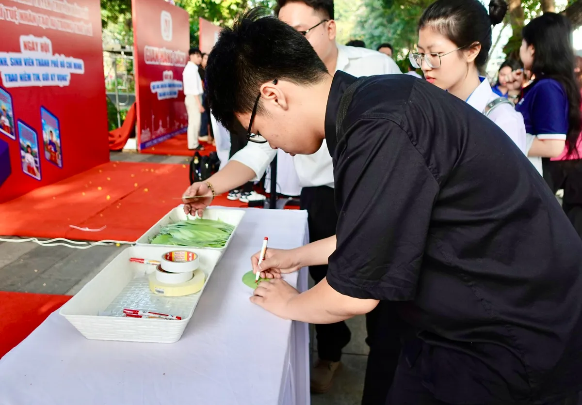 Cử tri trẻ TP Hồ Ch&iacute; Minh trao niềm tin, gửi kỳ vọng v&agrave;o c&aacute;c đại biểu Quốc hội - Ảnh 3.