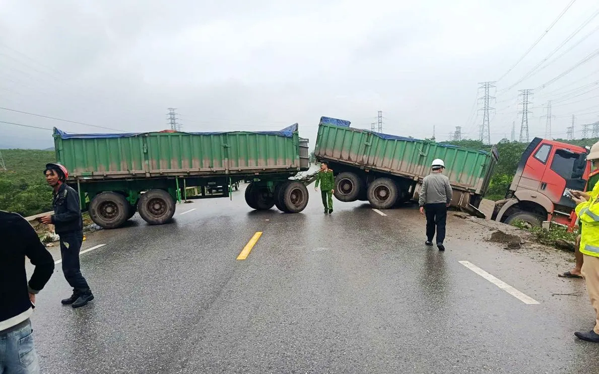 Xe m&aacute;y va chạm xe đầu k&eacute;o, 2 người phụ nữ thiệt mạng- Ảnh 1.