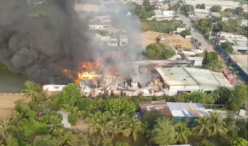 Ch&aacute;y dữ dội xưởng sản xuất nệm m&uacute;t 1.000m&sup2; ở Đồng Nai - Ảnh 3.