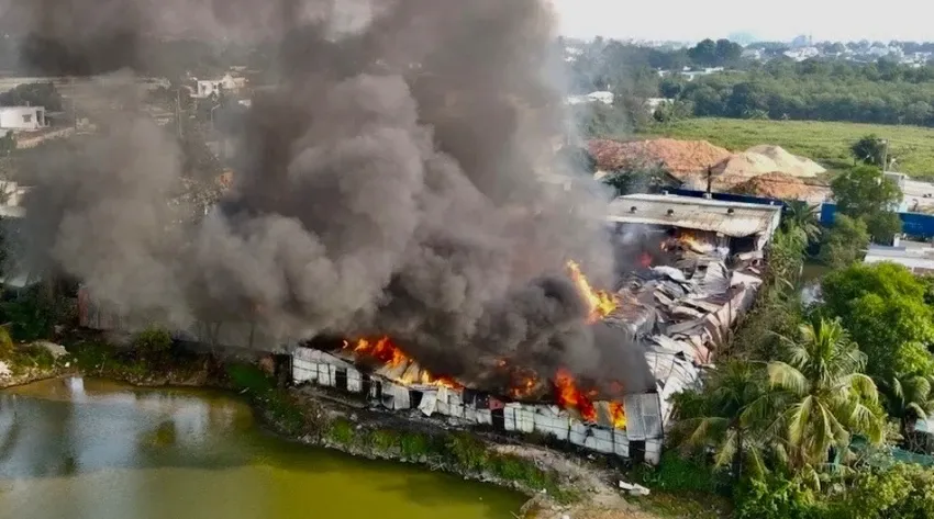 Ch&aacute;y dữ dội xưởng sản xuất nệm m&uacute;t 1.000m&sup2; ở Đồng Nai - Ảnh 1.