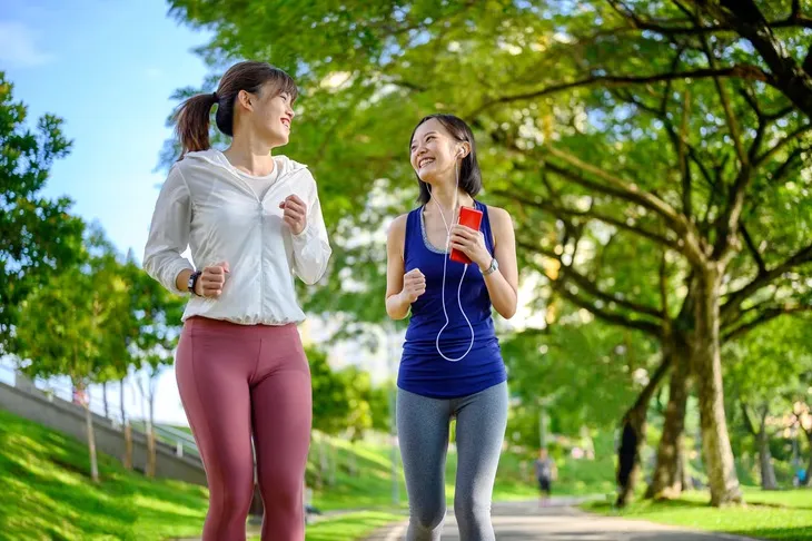 Phụ nữ mới tập thể thao: N&ecirc;n bắt đầu bằng đi bộ hay tham gia c&aacute;c m&ocirc;n như pickleball?- Ảnh 1.