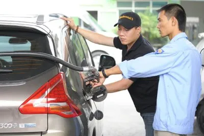 Lắc xe khi đổ xăng c&oacute; gi&uacute;p nạp th&ecirc;m nhi&ecirc;n liệu?- Ảnh 1.