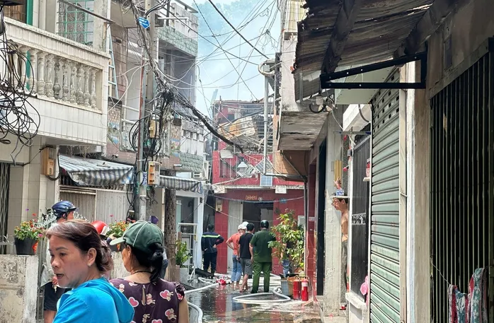 Ch&aacute;y nh&agrave; trong hẻm ở TP Hồ Ch&iacute; Minh, nhiều căn bị thi&ecirc;u rụi - Ảnh 3.