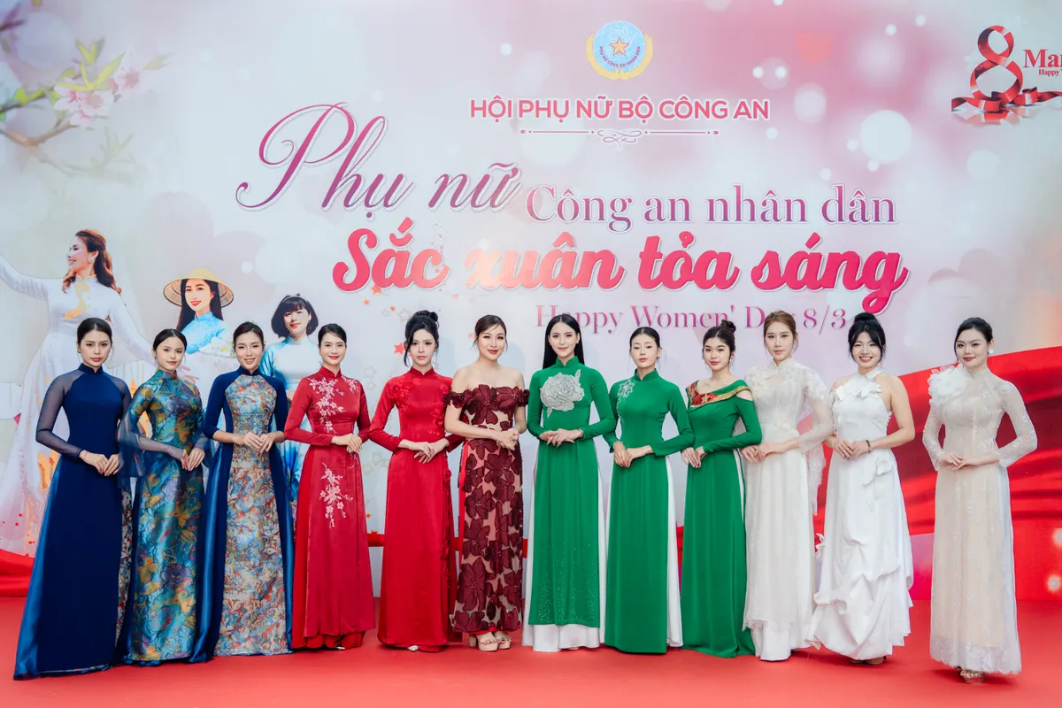 Tôn vinh vẻ đẹp nữ Công an qua bộ sưu tập áo dài dịp 8/3 - Ảnh 1.