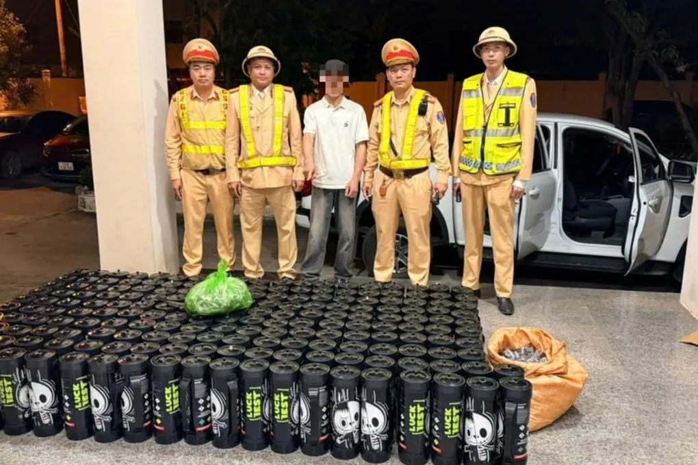 CSGT Quảng Ninh ph&aacute;t hiện &ocirc; t&ocirc; b&aacute;n tải chở 192 b&igrave;nh nghi kh&iacute; cười l&uacute;c rạng s&aacute;ng- Ảnh 1.