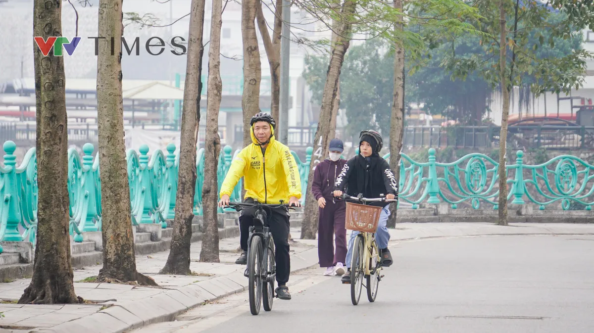 Bắc Bộ đ&oacute;n kh&ocirc;ng kh&iacute; lạnh, H&agrave; Nội chuyển r&eacute;t từ đ&ecirc;m 9/3 - Ảnh 1.