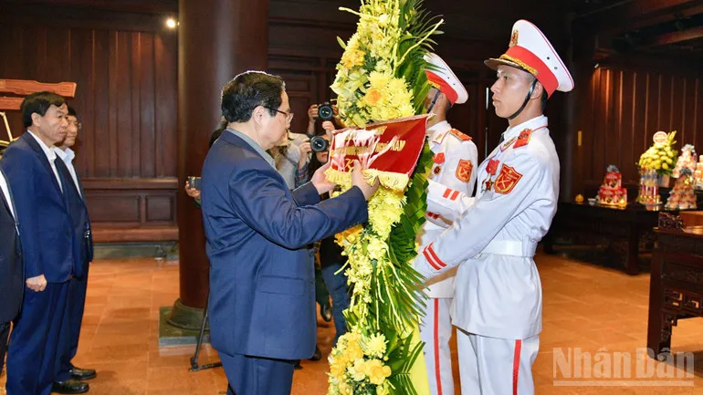 Thủ tướng tưởng nhớ Chủ tịch Hồ Ch&iacute; Minh v&agrave; c&aacute;c Anh h&ugrave;ng, liệt sĩ ở Điện Bi&ecirc;n - Ảnh 2.