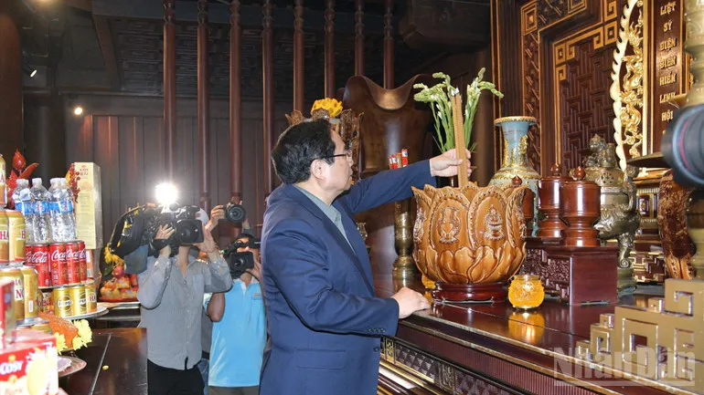 Thủ tướng tưởng nhớ Chủ tịch Hồ Ch&iacute; Minh v&agrave; c&aacute;c Anh h&ugrave;ng, liệt sĩ ở Điện Bi&ecirc;n - Ảnh 3.