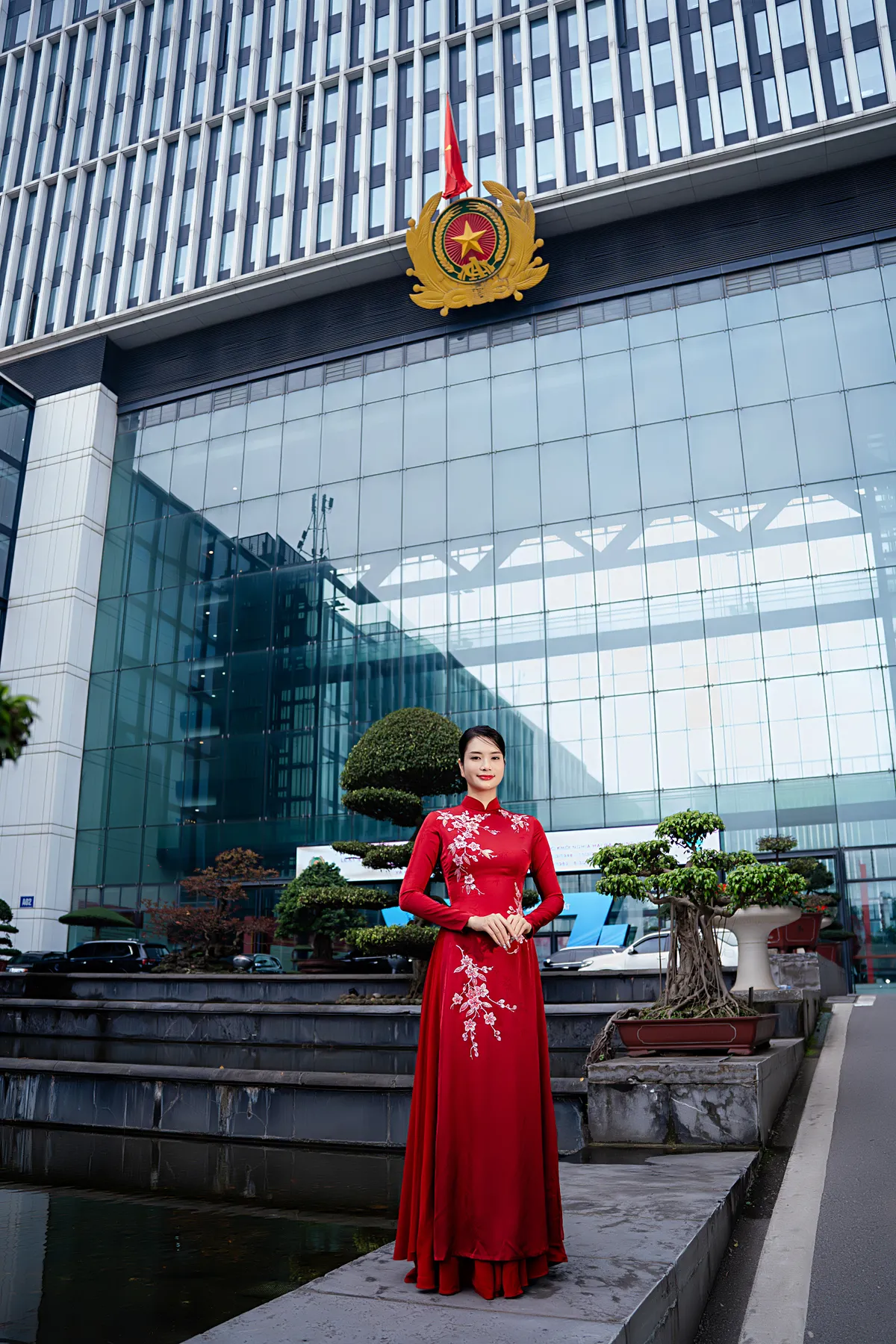 Tôn vinh vẻ đẹp nữ Công an qua bộ sưu tập áo dài dịp 8/3 - Ảnh 2.