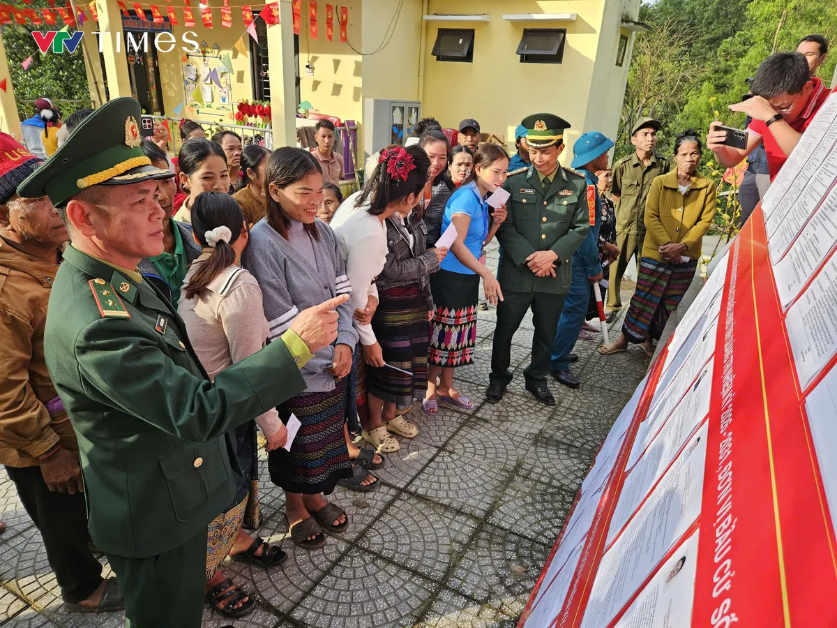 Cử tri v&ugrave;ng bi&ecirc;n x&atilde; Trường Sơn vượt s&ocirc;ng đi bầu cử sớm - Ảnh 3.