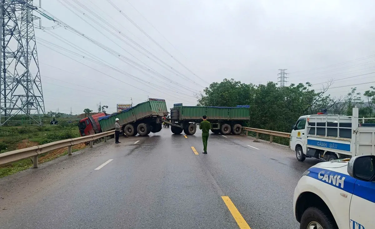 Xe m&aacute;y va chạm xe đầu k&eacute;o, 2 người phụ nữ thiệt mạng- Ảnh 2.