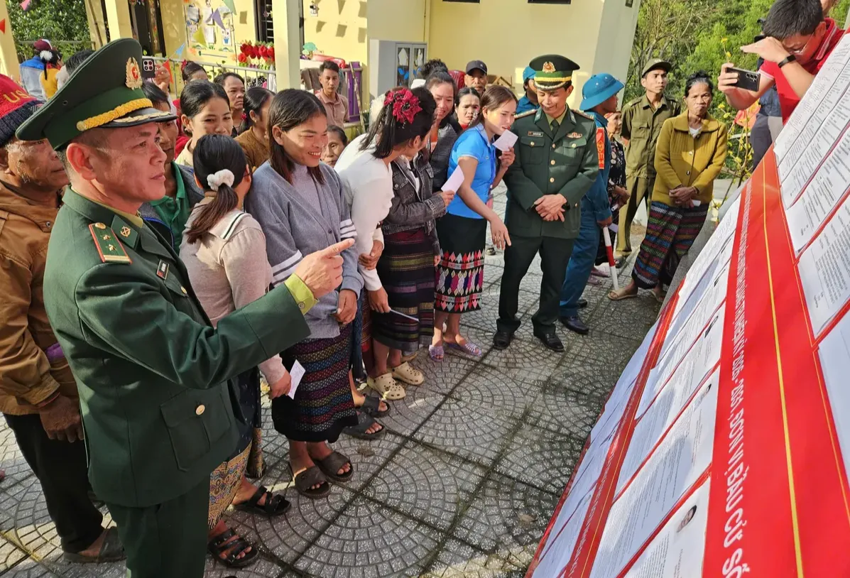 Cử tri v&ugrave;ng bi&ecirc;n Trường Sơn vượt s&ocirc;ng, băng rừng đi bầu cử sớm- Ảnh 1.