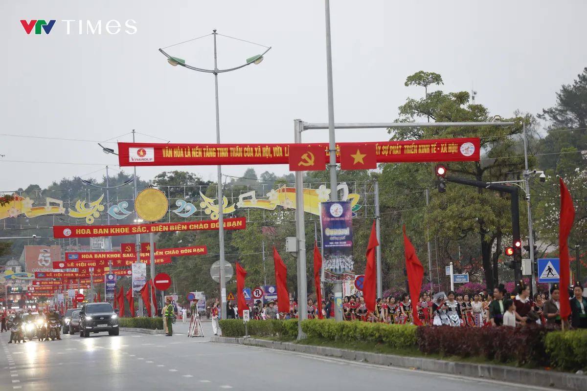 Điện Bi&ecirc;n rực rỡ cờ hoa ch&agrave;o mừng "Ng&agrave;y hội non s&ocirc;ng" - Ảnh 4.