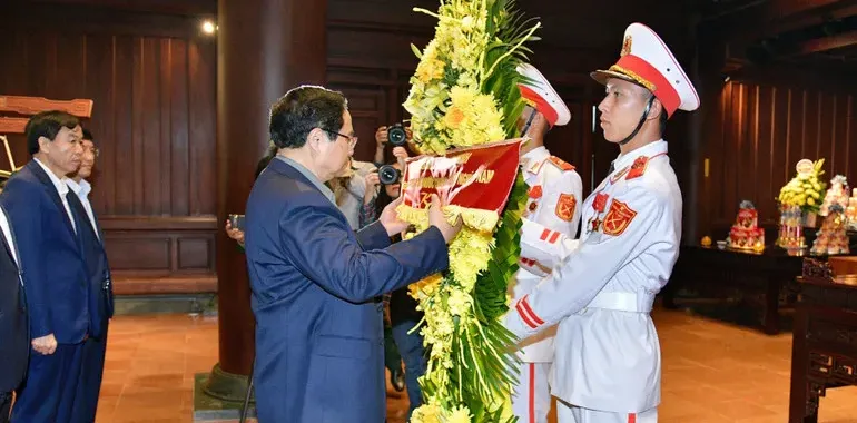 Thủ tướng d&acirc;ng hương tưởng nhớ Chủ tịch Hồ Ch&iacute; Minh v&agrave; c&aacute;c Anh h&ugrave;ng liệt sĩ tại Điện Bi&ecirc;n- Ảnh 1.