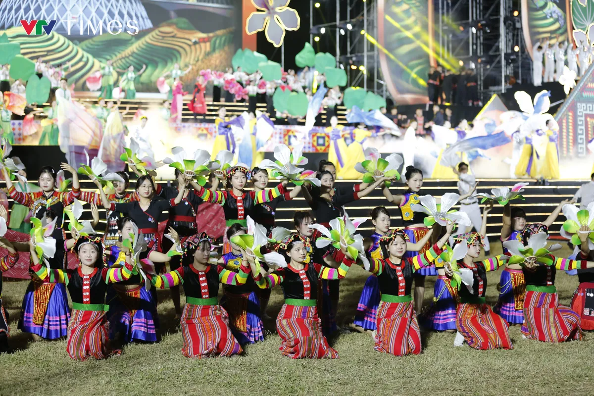 Thủ tướng Phạm Minh Ch&iacute;nh dự khai mạc Lễ hội Hoa Ban Điện Bi&ecirc;n năm 2026  - Ảnh 11.