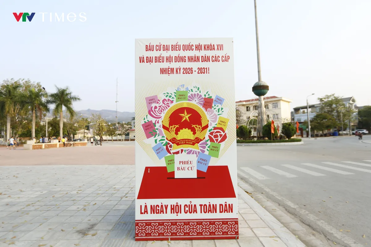 Điện Bi&ecirc;n rực rỡ cờ hoa ch&agrave;o mừng "Ng&agrave;y hội non s&ocirc;ng" - Ảnh 2.