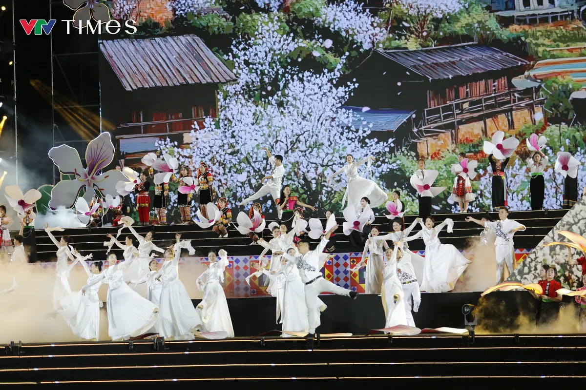 Thủ tướng Phạm Minh Ch&iacute;nh dự khai mạc Lễ hội Hoa Ban Điện Bi&ecirc;n năm 2026  - Ảnh 7.