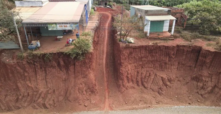 Vụ hạ cốt nền khiến nh&agrave; d&acirc;n cheo leo ở Đồng Nai: Tr&aacute;ch nhiệm thuộc về ai? - Ảnh 1.