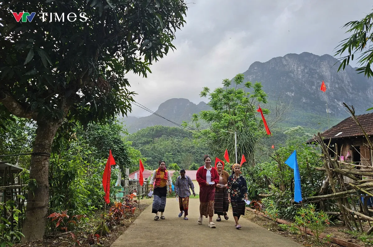 Cử tri v&ugrave;ng bi&ecirc;n x&atilde; Trường Sơn vượt s&ocirc;ng đi bầu cử sớm - Ảnh 2.