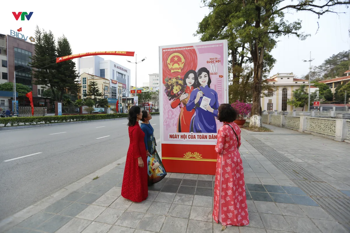Điện Bi&ecirc;n rực rỡ cờ hoa ch&agrave;o mừng "Ng&agrave;y hội non s&ocirc;ng" - Ảnh 8.