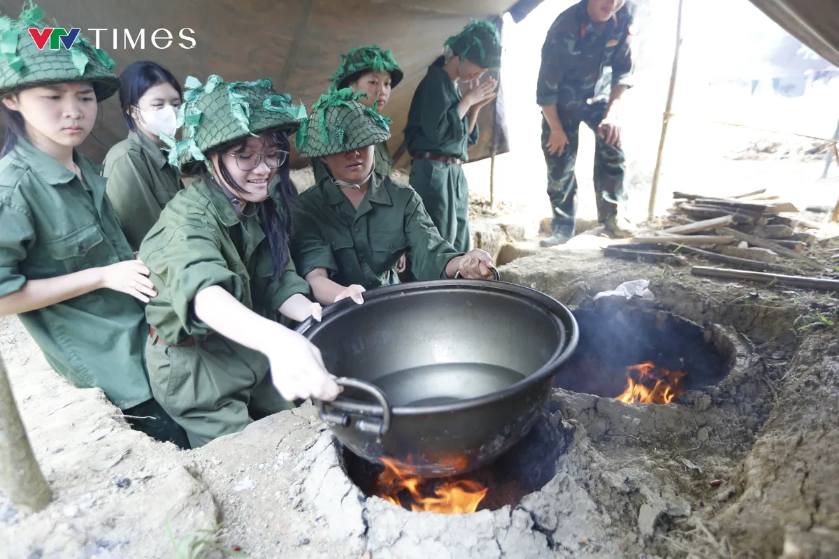 Trải nghiệm Bếp Ho&agrave;ng Cầm giữa l&ograve;ng Điện Bi&ecirc;n &ndash; Khi lịch sử bừng l&ecirc;n từ ngọn lửa giản dị - Ảnh 5.