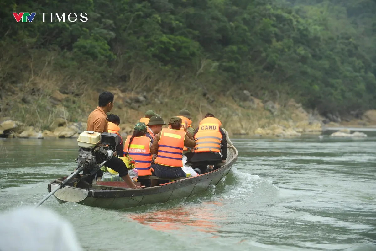 Cử tri v&ugrave;ng bi&ecirc;n x&atilde; Trường Sơn vượt s&ocirc;ng đi bầu cử sớm - Ảnh 1.