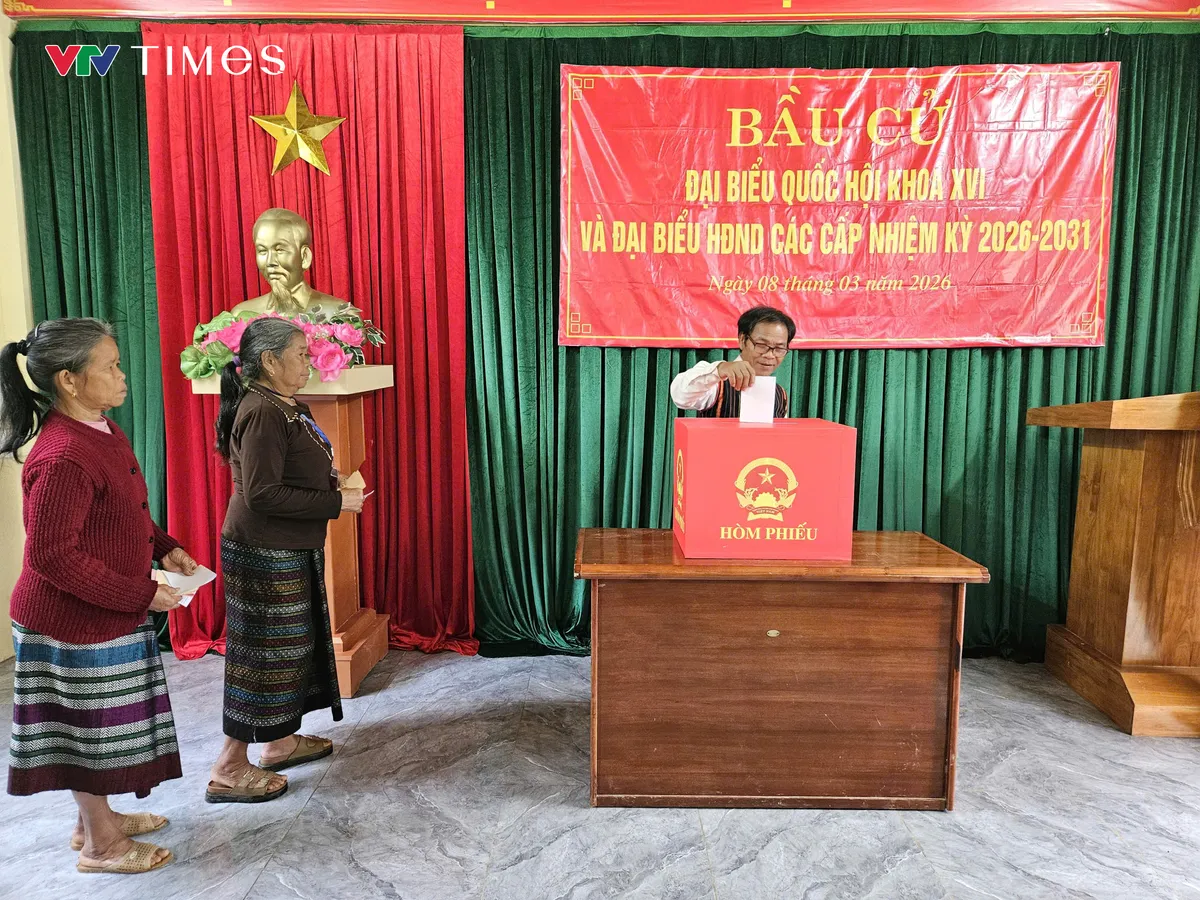 Cử tri v&ugrave;ng bi&ecirc;n x&atilde; Trường Sơn vượt s&ocirc;ng đi bầu cử sớm - Ảnh 4.