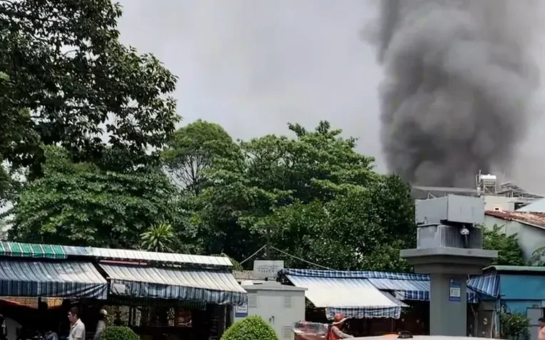 Đám cháy bùng phát từ khu vực hẻm nhỏ đoạn gần cầu vượt Cây Gõ. (Ảnh: PLO)