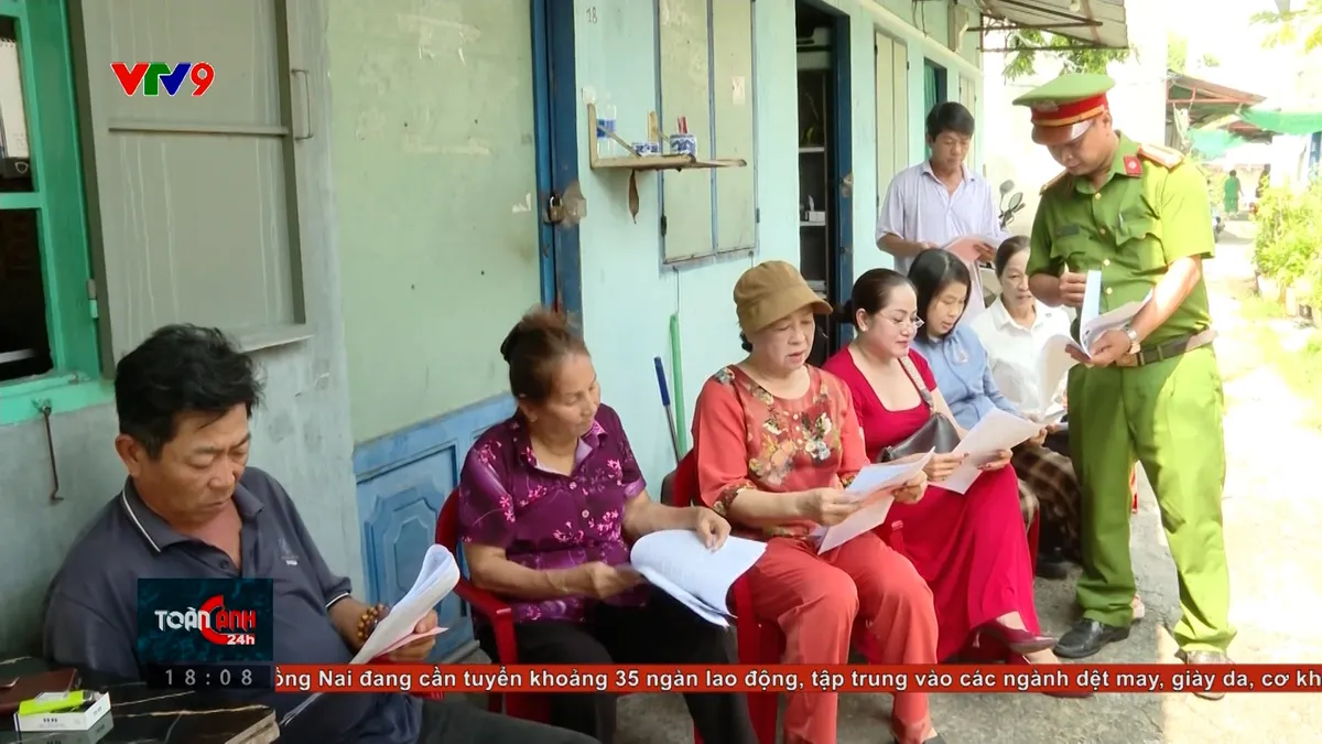 tc24h-0803-2 ... đưa tận tay cong nhan tai cac khu nhà trọ.jpg