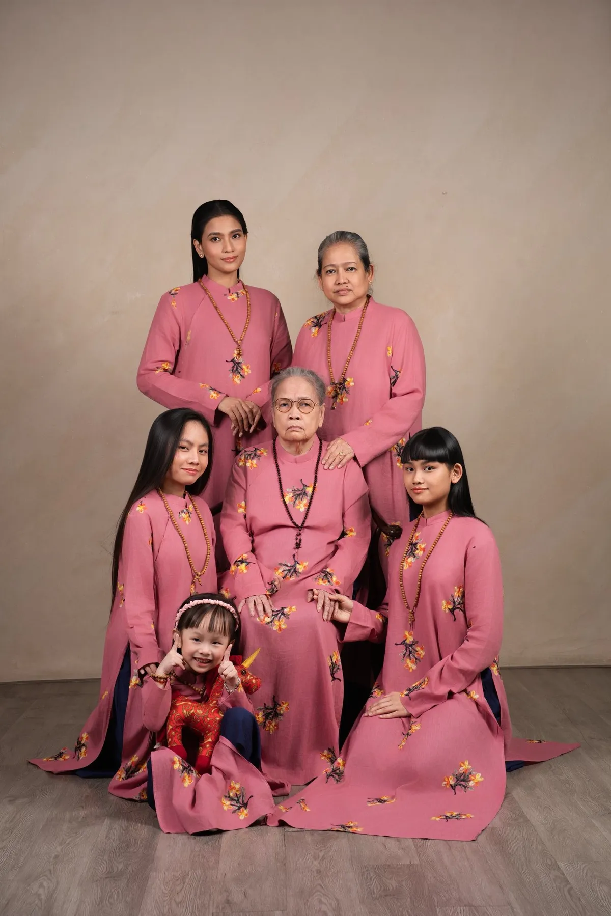 Điểm tin sao Việt: Á hậu Trương Thị May công khai con gái - Ảnh 1.