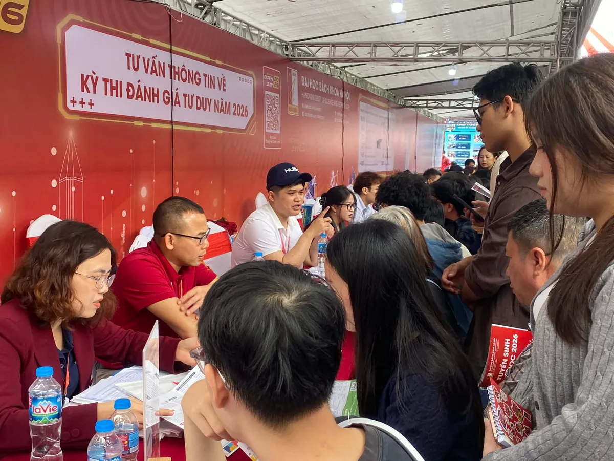 H&agrave;ng ngh&igrave;n học sinh 2K8 t&igrave;m hiểu ng&agrave;nh học tại Ng&agrave;y hội tư vấn tuyển sinh 2026 - Ảnh 7.