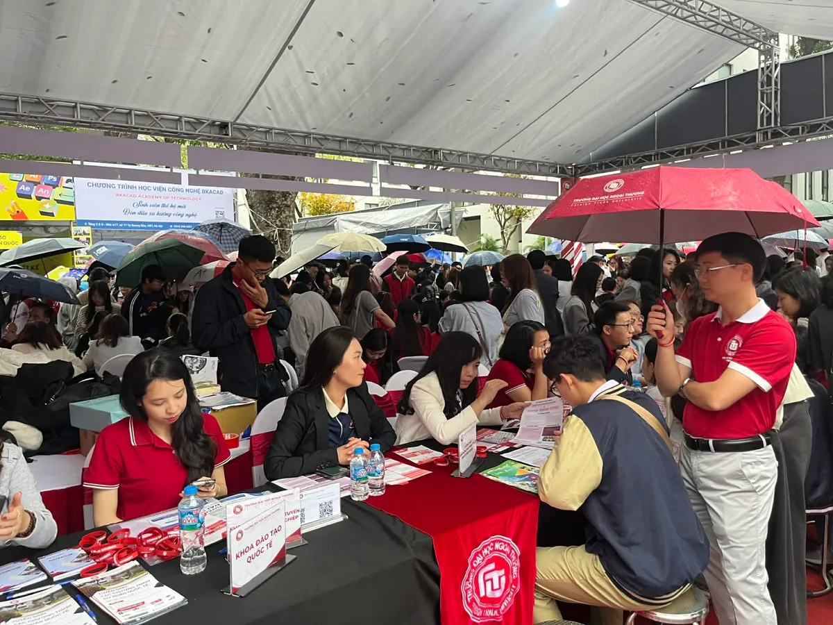 H&agrave;ng ngh&igrave;n học sinh 2K8 t&igrave;m hiểu ng&agrave;nh học tại Ng&agrave;y hội tư vấn tuyển sinh 2026 - Ảnh 10.