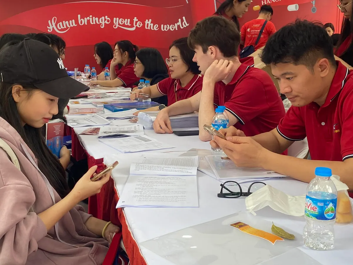 H&agrave;ng ngh&igrave;n học sinh 2K8 t&igrave;m hiểu ng&agrave;nh học tại Ng&agrave;y hội tư vấn tuyển sinh 2026 - Ảnh 13.