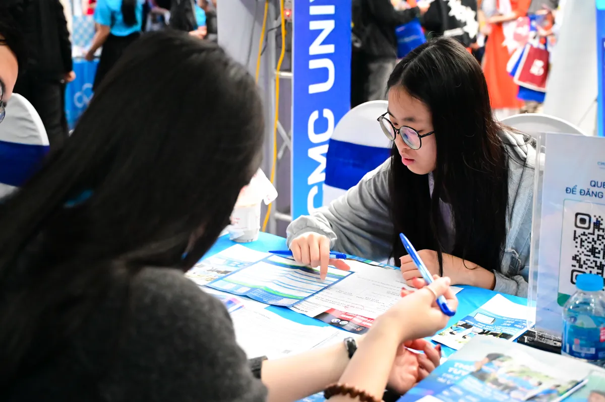 H&agrave;ng ngh&igrave;n học sinh 2K8 t&igrave;m hiểu ng&agrave;nh học tại Ng&agrave;y hội tư vấn tuyển sinh 2026 - Ảnh 3.