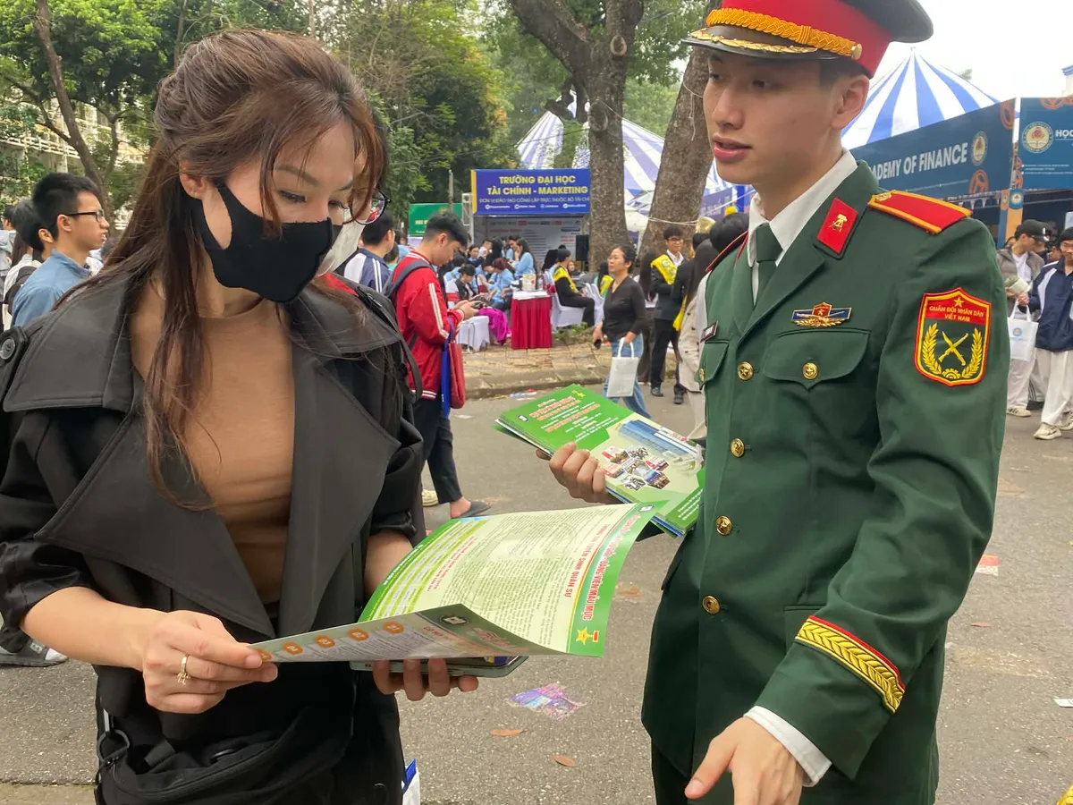 H&agrave;ng ngh&igrave;n học sinh 2K8 t&igrave;m hiểu ng&agrave;nh học tại Ng&agrave;y hội tư vấn tuyển sinh 2026 - Ảnh 12.