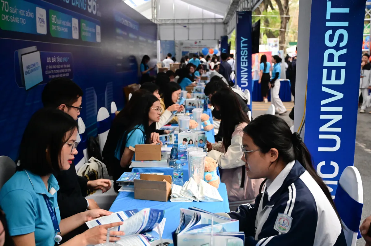 H&agrave;ng ngh&igrave;n học sinh 2K8 t&igrave;m hiểu ng&agrave;nh học tại Ng&agrave;y hội tư vấn tuyển sinh 2026 - Ảnh 6.