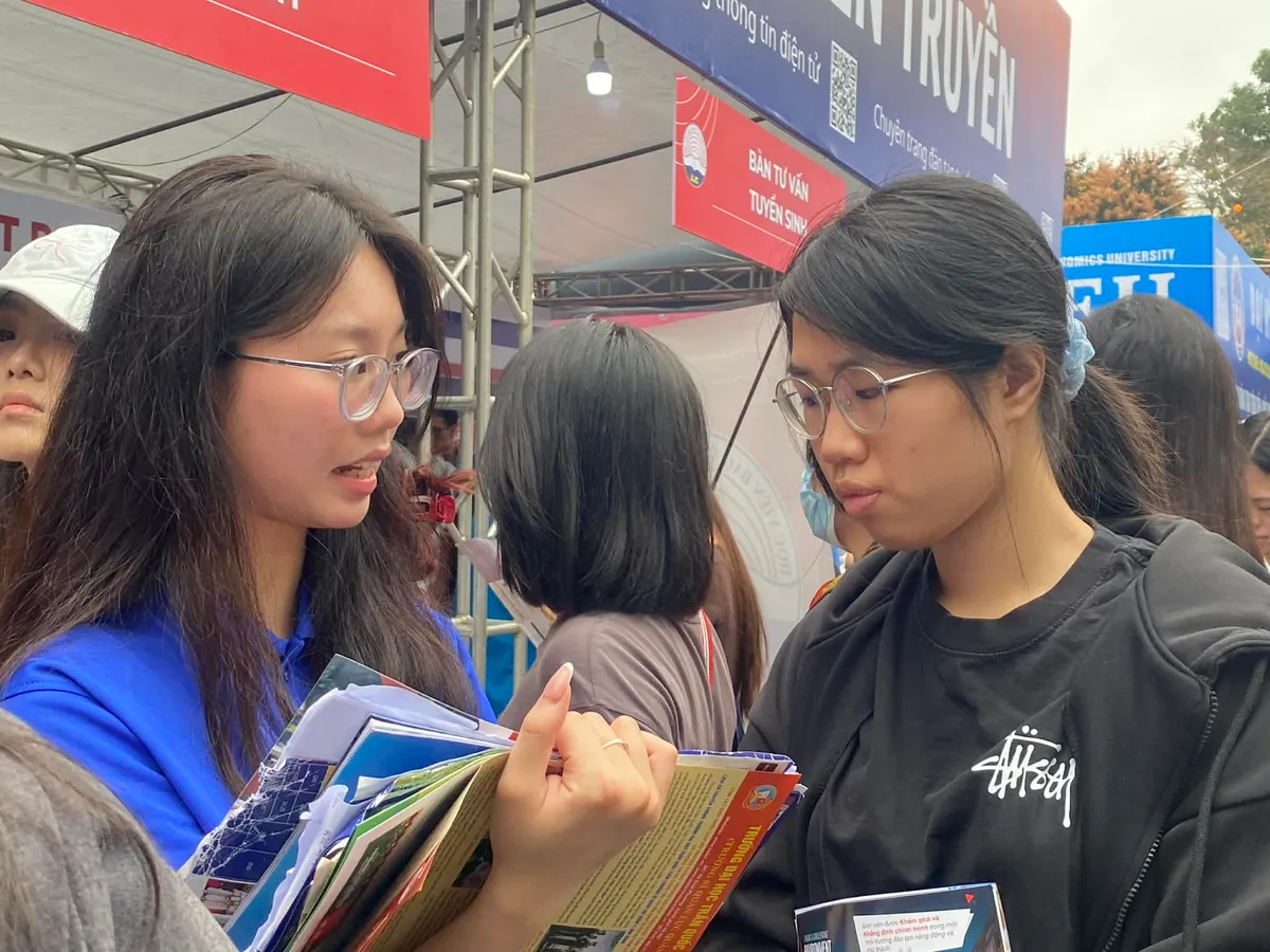 H&agrave;ng ngh&igrave;n học sinh 2K8 t&igrave;m hiểu ng&agrave;nh học tại Ng&agrave;y hội tư vấn tuyển sinh 2026 - Ảnh 14.