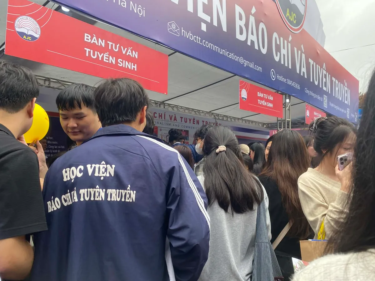 H&agrave;ng ngh&igrave;n học sinh 2K8 t&igrave;m hiểu ng&agrave;nh học tại Ng&agrave;y hội tư vấn tuyển sinh 2026 - Ảnh 9.