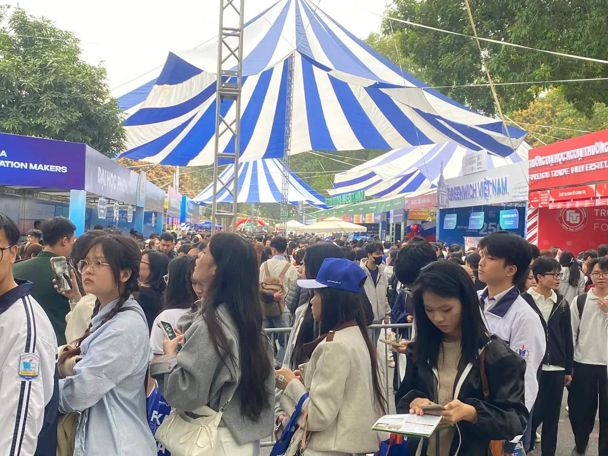 H&agrave;ng ngh&igrave;n học sinh 2K8 t&igrave;m hiểu ng&agrave;nh học tại Ng&agrave;y hội tư vấn tuyển sinh 2026 - Ảnh 8.
