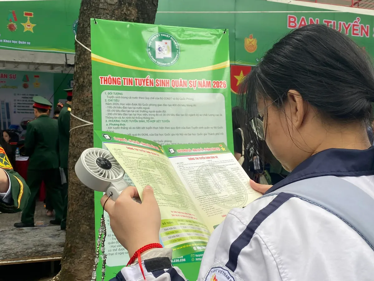 H&agrave;ng ngh&igrave;n học sinh 2K8 t&igrave;m hiểu ng&agrave;nh học tại Ng&agrave;y hội tư vấn tuyển sinh 2026 - Ảnh 11.