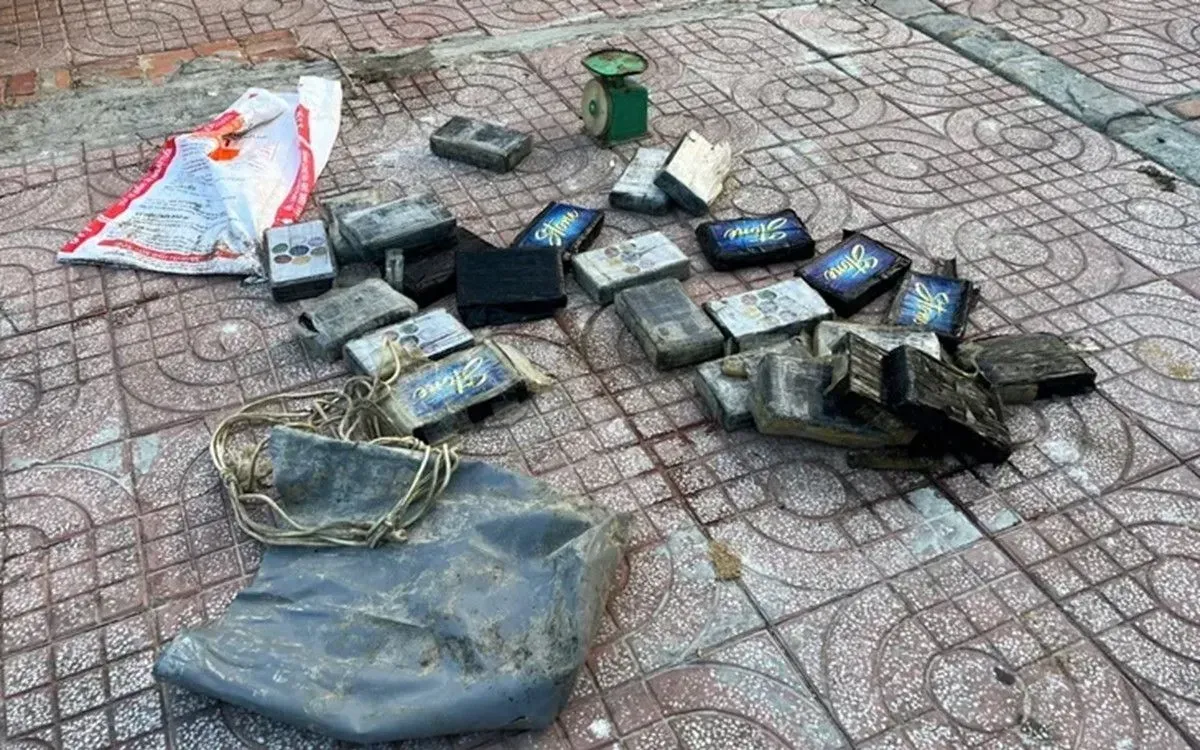 Ph&aacute;t hiện 24 b&aacute;nh nghi ma t&uacute;y tr&ocirc;i dạt v&agrave;o bờ biển K&ecirc; G&agrave;- Ảnh 1.