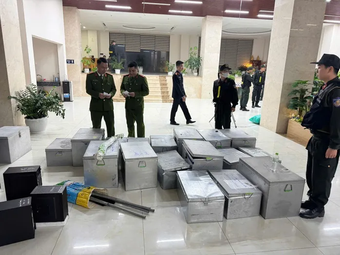 Bắt Giám đốc Công ty TNHH Quan Minh, thu giữ nhiều vũ khí và ma túy- Ảnh 1. Bắt Giám đốc Công ty TNHH Quan Minh, thu giữ nhiều vũ khí và ma túy- Ảnh 1.