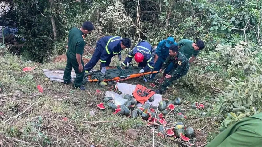 Xe tải lao xuống vực s&acirc;u ở Quảng Ng&atilde;i, 3 người thương vong- Ảnh 2.