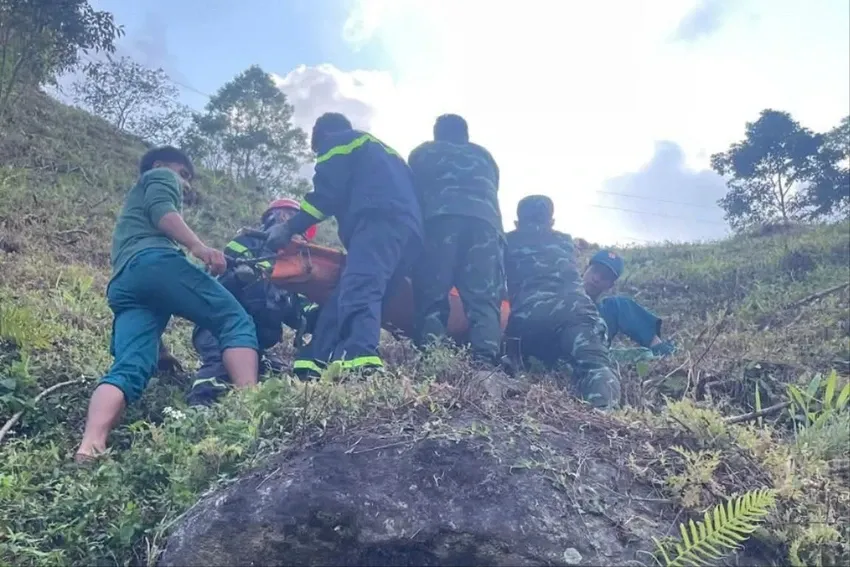 Xe tải lao xuống vực s&acirc;u ở Quảng Ng&atilde;i, 3 người thương vong- Ảnh 3.