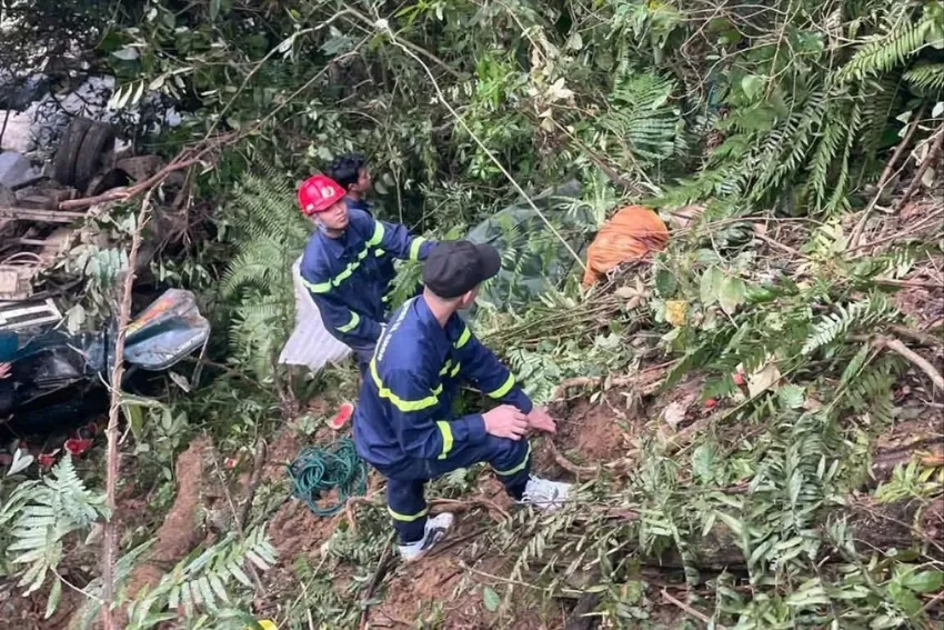 Xe tải lao xuống vực s&acirc;u ở Quảng Ng&atilde;i, 3 người thương vong- Ảnh 1.