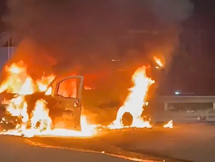 Xe tải van bốc ch&aacute;y dữ dội ở TP Hồ Ch&iacute; Minh, bị thi&ecirc;u rụi sau 10 ph&uacute;t- Ảnh 1.