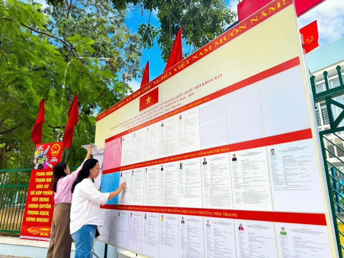 Kh&aacute;nh H&ograve;a rực rỡ cờ hoa hướng về ng&agrave;y bầu cử 15/3 - Ảnh 6.